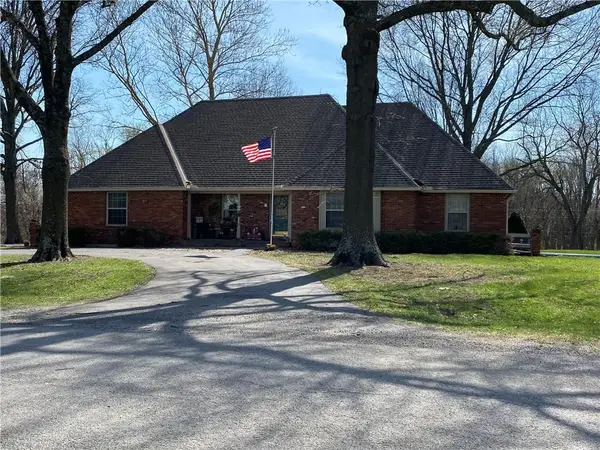 11 Skyline Drive, Adrian, MO 64720