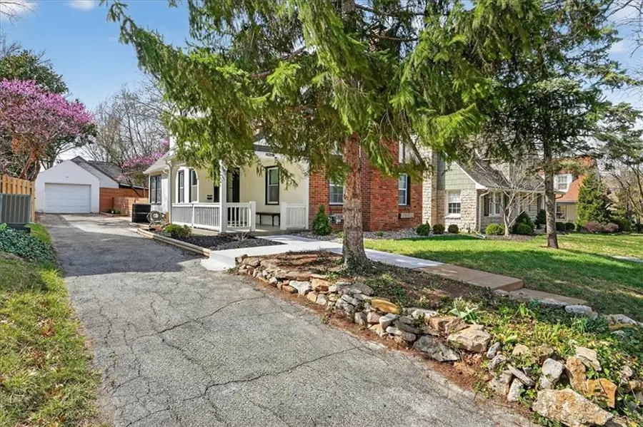 6846 Locust Street, Kansas City, MO 64131 - #2