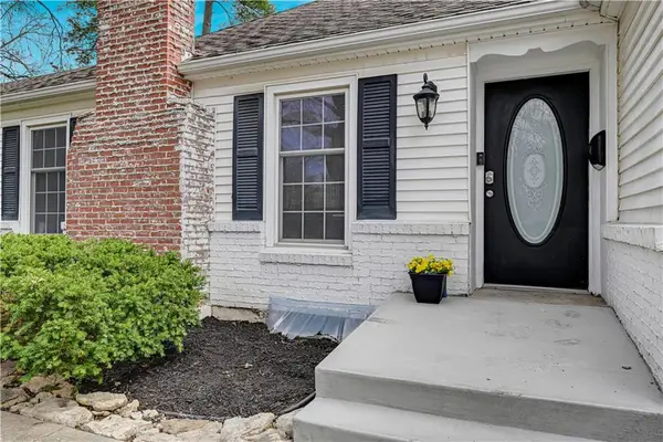 9709 State Line Road, Kansas City, MO 64114