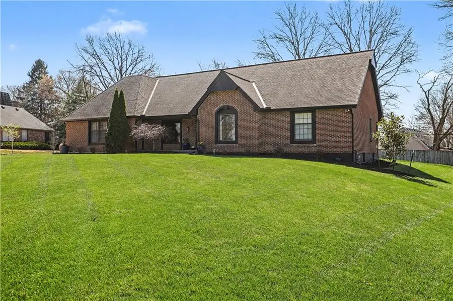 1027 W Burning Tree Drive, Kansas City, MO 64145 - #2