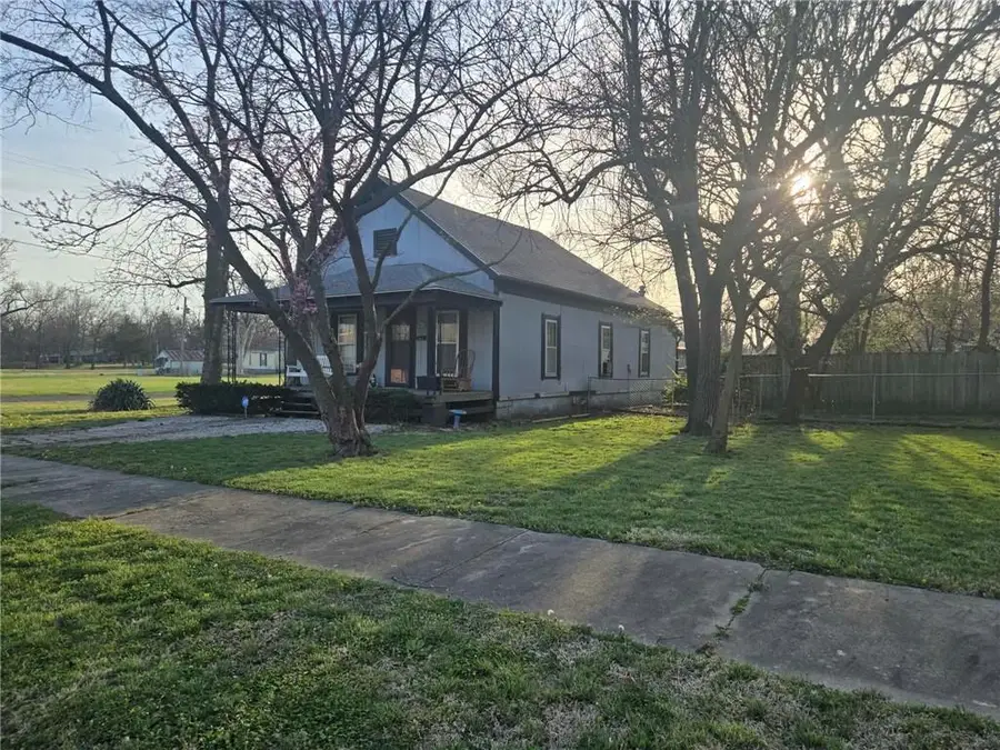 622 S Jefferson Avenue, Iola, KS 66749 - #3