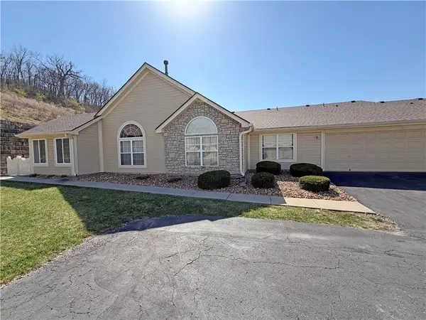 823 NE Devon Drive, Lee's Summit, MO 64064