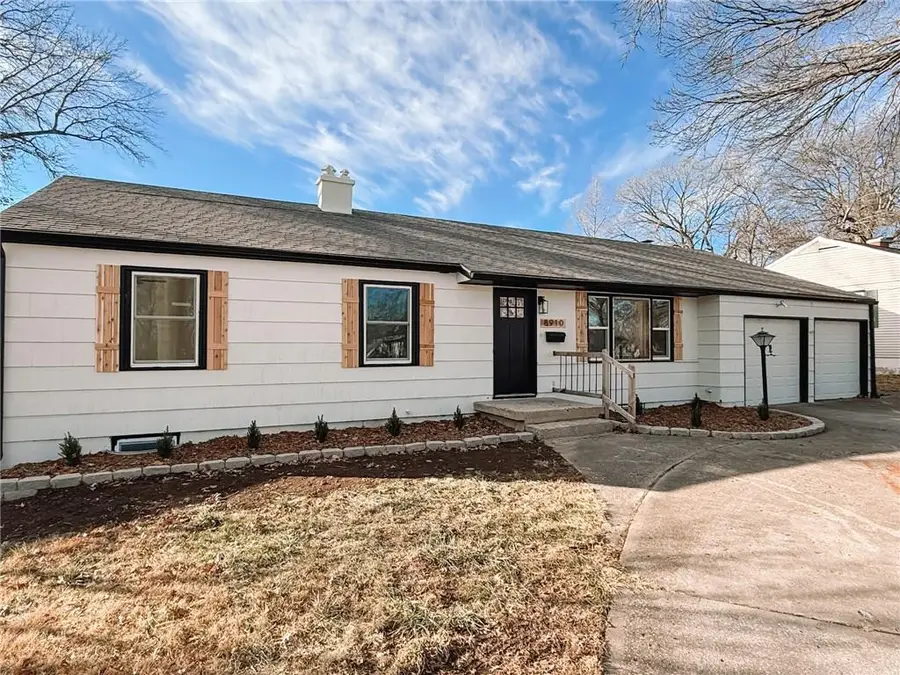 8910 Western Hills Drive, Kansas City, MO 64114 - #2