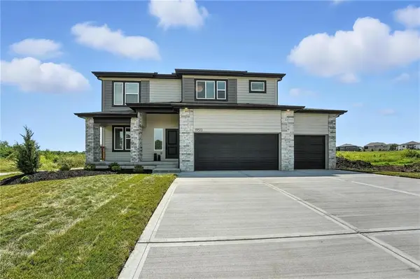 902 SW Bluebird Lane, Oak Grove, MO 64075