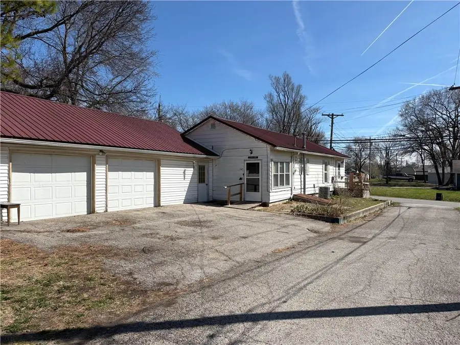 112 S Locust Street, Cameron, MO 64429 - #2
