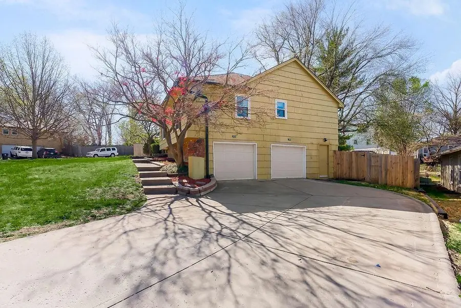 3427 E 105th Terrace, Kansas City, MO 64137 - #2