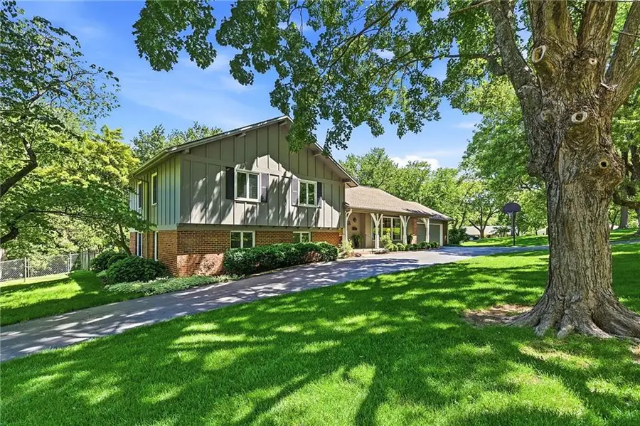 9717 Cherokee Lane, Leawood, KS 66206 - #2