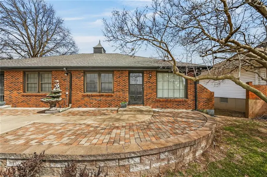 4415 Sterling Avenue, Kansas City, MO 64133 - #3