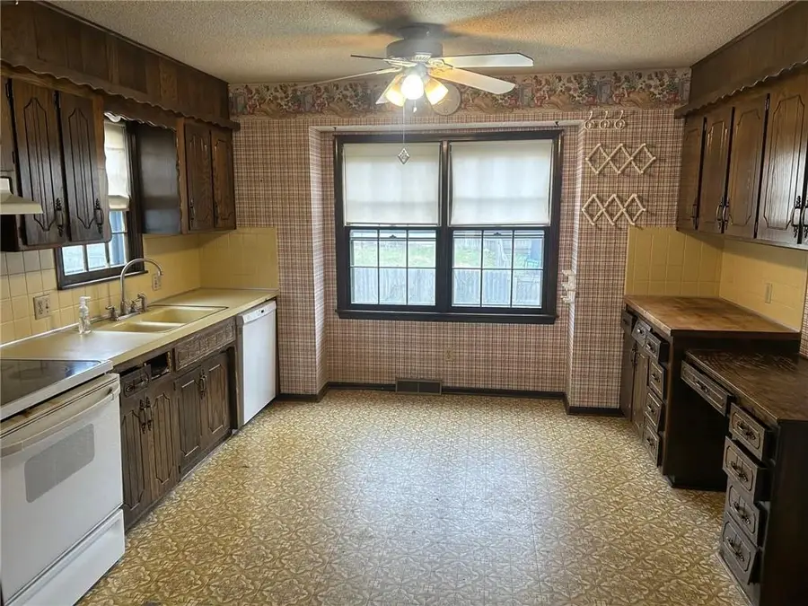 16608 W 145th Terrace, Olathe, KS 66062 - #2