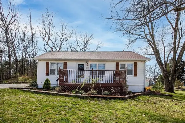 13201 NW Mohawk Road, Parkville, MO 64152