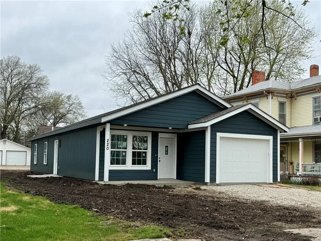 220 S Locust Street, Ottawa, KS 66067 - #1