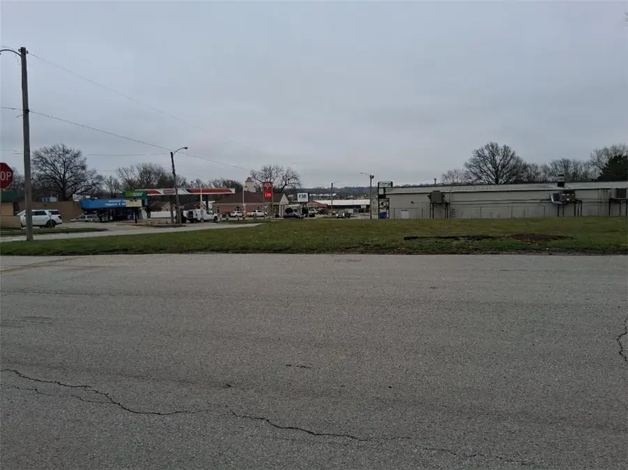 1402 E 9th Street, Trenton, MO 64683 - #2