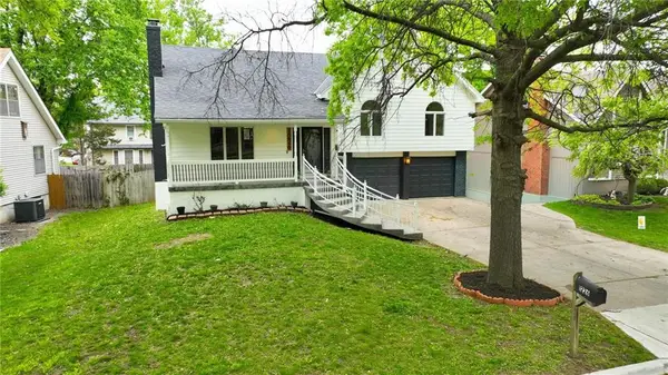 1226 E Jamestown Drive, Olathe, KS 66062