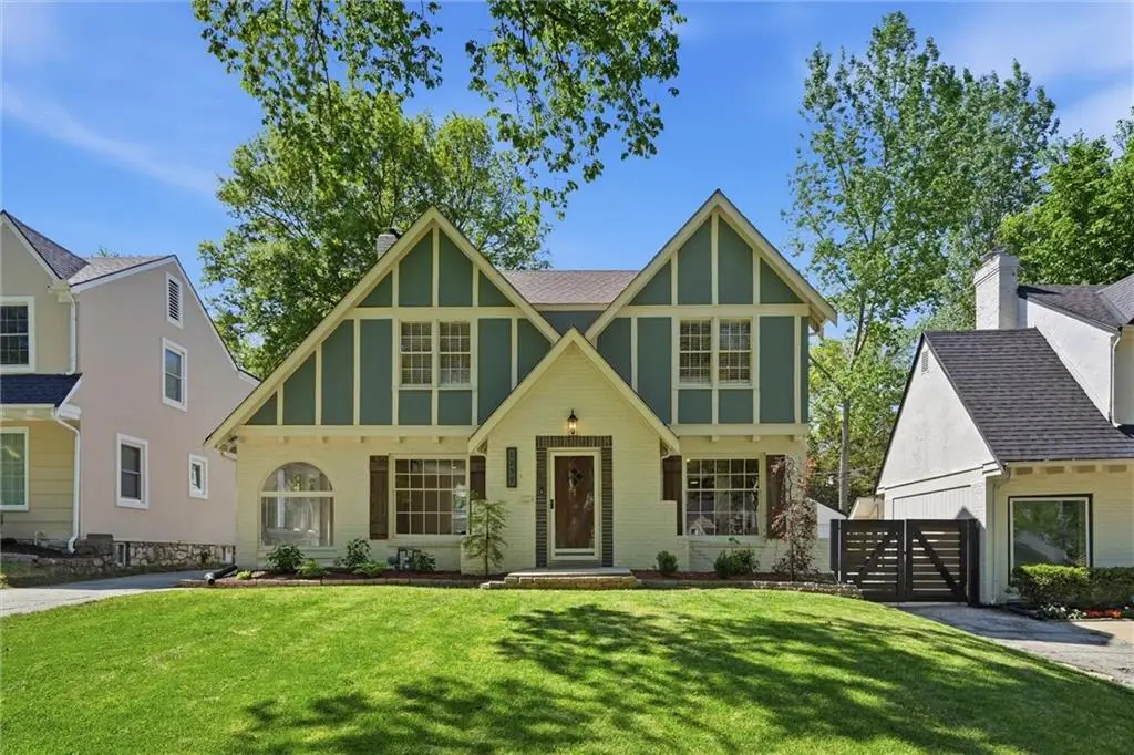 1259 W Gregory Boulevard, Kansas City, MO 64114 - #1