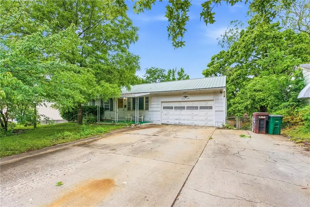 1102 N Farview Drive, Independence, MO 64056 - #1