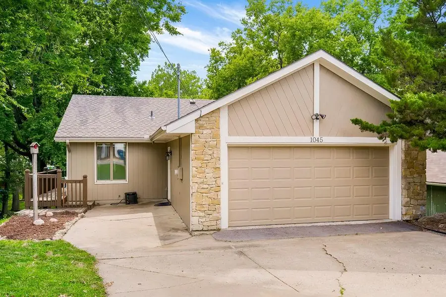 1045 NW S South Shore Drive, Lake Waukomis, MO 64151 - #2