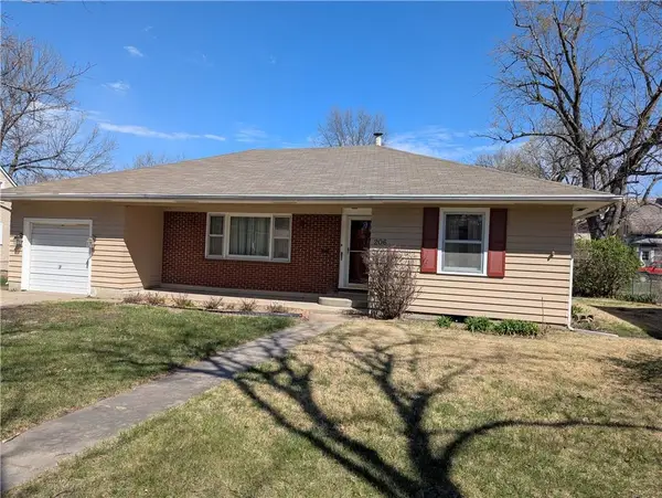 206 Hiawatha Avenue, Hiawatha, KS 66434