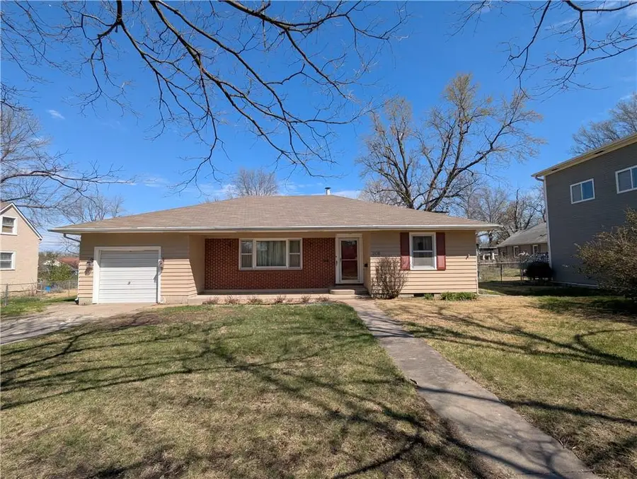 206 Hiawatha Avenue, Hiawatha, KS 66434 - #2