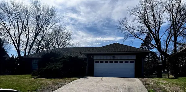 6908 N Overland Drive, Kansas City, MO 64151