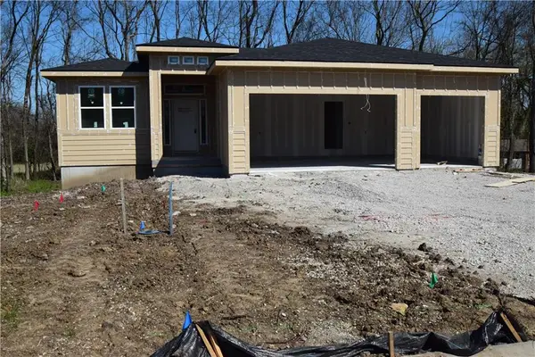 1703 SW Locust Street, Oak Grove, MO 64075