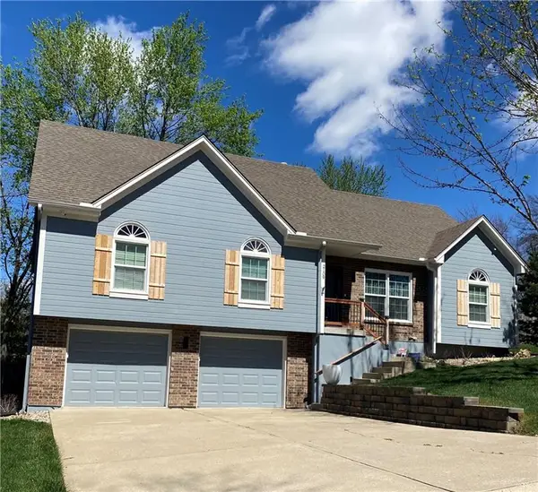 2109 SW Brookshire Drive, Blue Springs, MO 64015
