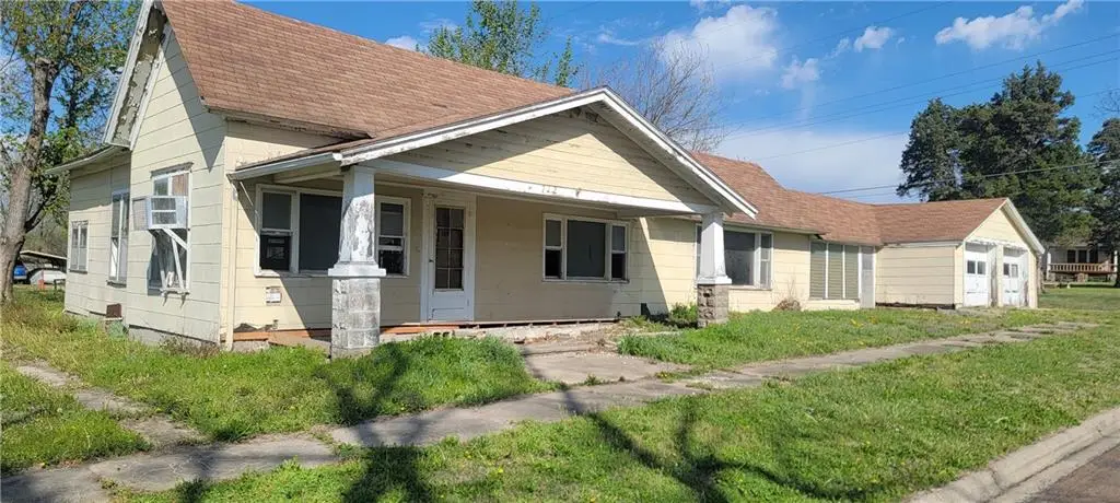 712 N 2nd Street, Iola, KS 66749 - #1