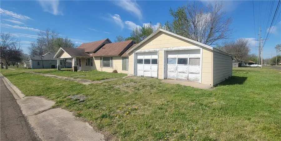 712 N 2nd Street, Iola, KS 66749 - #2