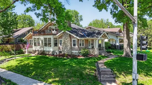 5850 Brookside Boulevard, Kansas City, MO 64113