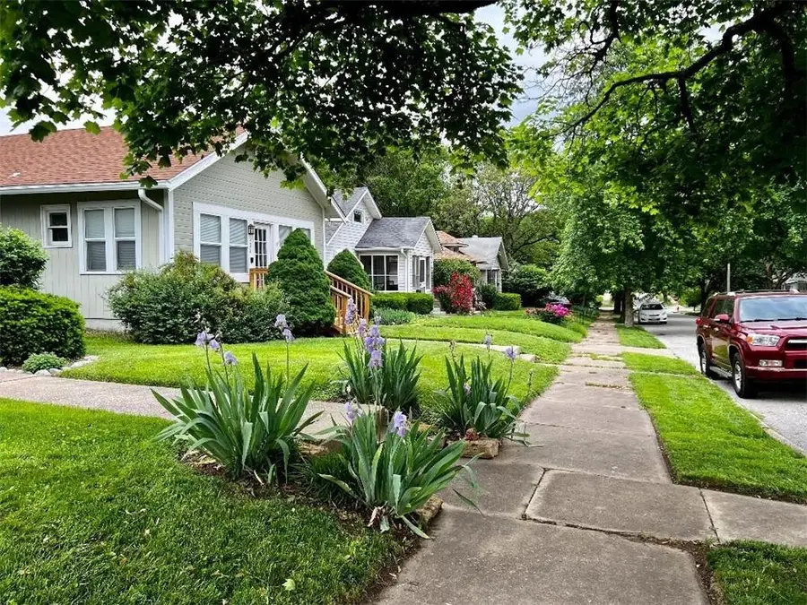 222 W 73rd Terrace, Kansas City, MO 64114 - #2