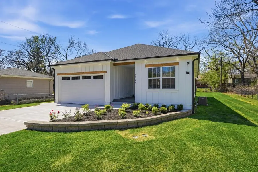 12706 10th Street, Grandview, MO 64030 - #2