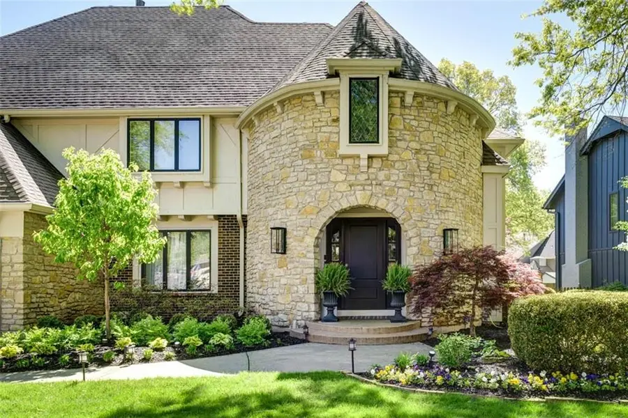 8943 Cedar Drive, Prairie Village, KS 66207 - #3