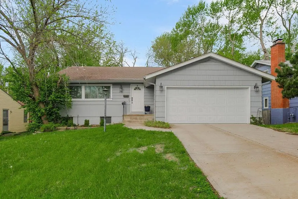 8416 Kenwood Avenue, Kansas City, MO 64131 - #1