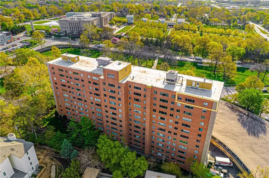 4550 Warwick Boulevard #1205, Kansas City, MO 64111 - #2