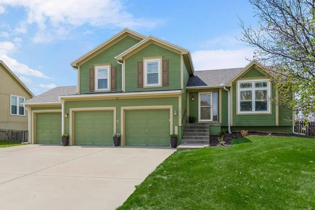 10912 N Manchester Avenue, Kansas City, MO 64157 - #1