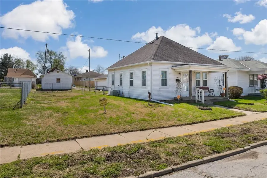 224 W Hyde Park Avenue, Saint Joseph, MO 64504 - #2