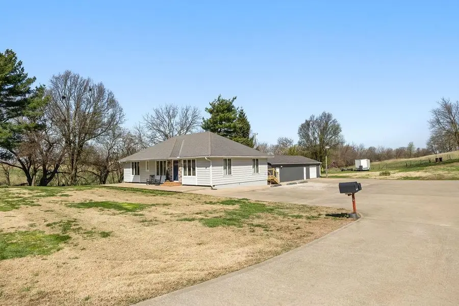 2401 SE Seymour Road, Saint Joseph, MO 64507 - #2