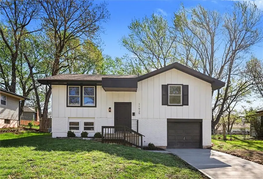 11939 Smalley Avenue, Grandview, MO 64030 - #2