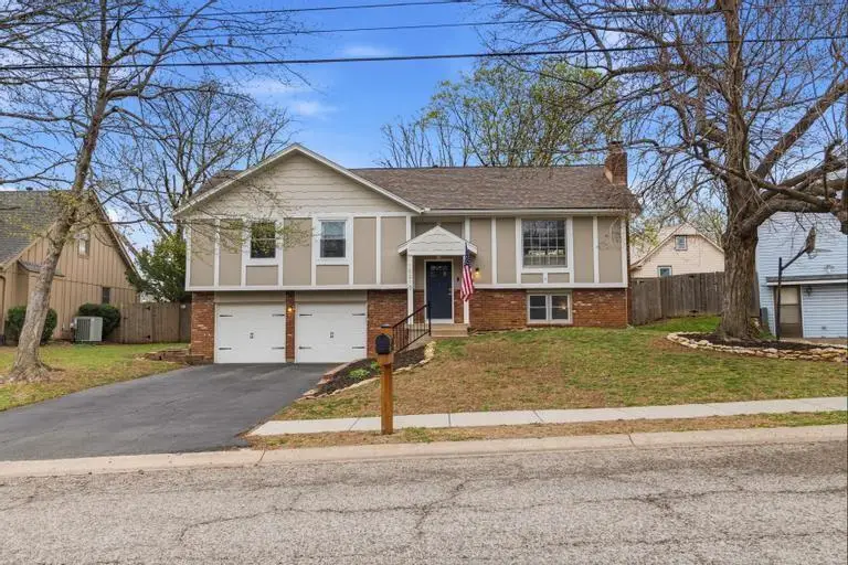 10210 Rosehill Road, Lenexa, KS 66215 - #1