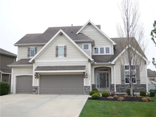 8202 W 166th Court, Overland Park, KS 66085