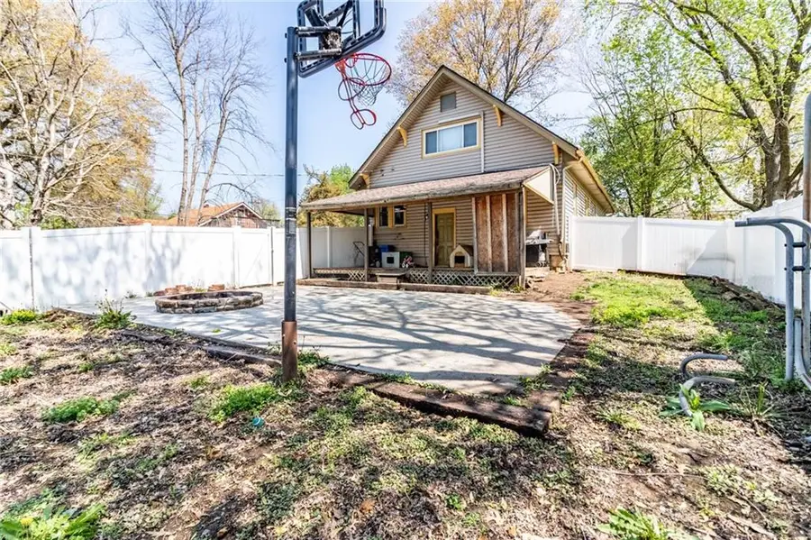 401 E Jackson Street, Windsor, MO 65360 - #2