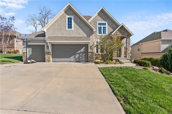 1308 NE Woods Edge Circle, Lee's Summit, MO 64064
