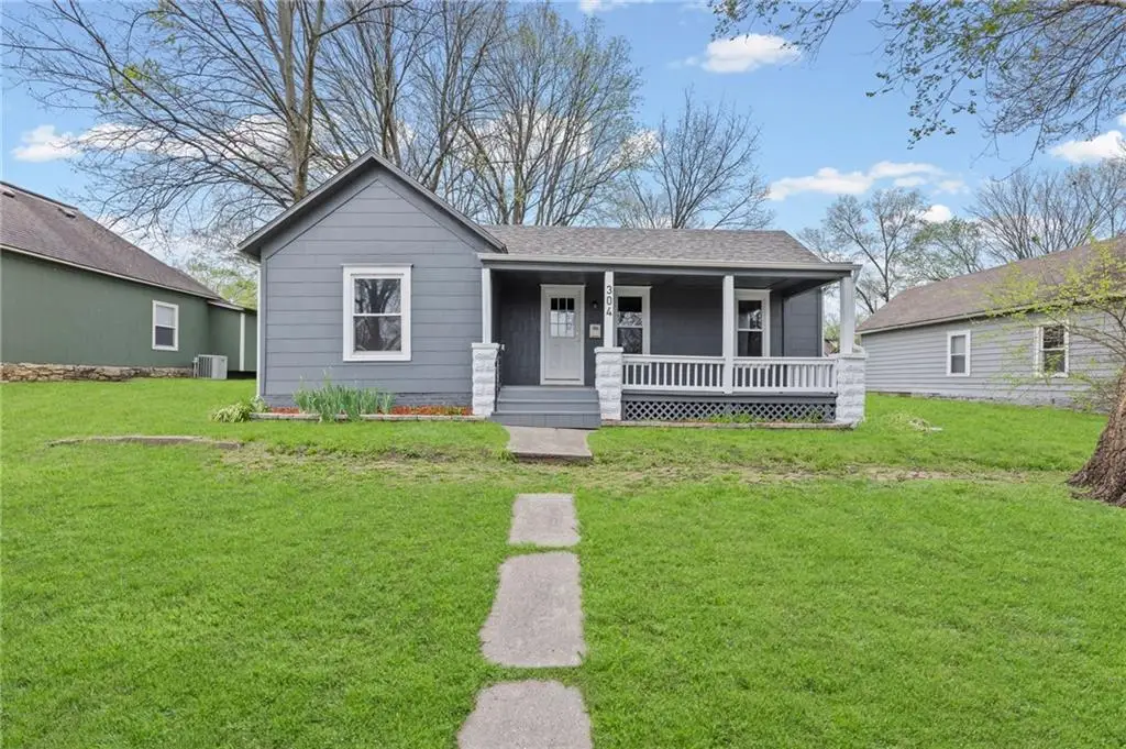 304 E Shawnee Street, Paola, KS 66071 - #1
