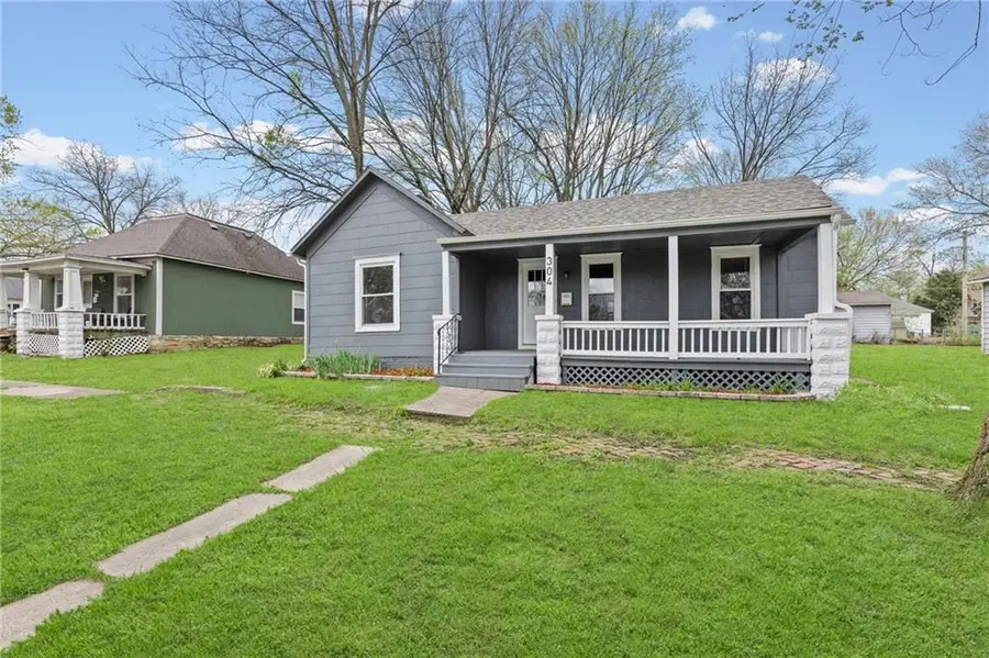 304 E Shawnee Street, Paola, KS 66071 - #3
