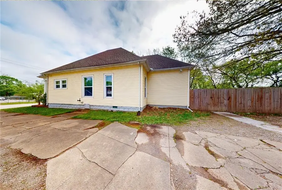 419 W Cherry Street, Nevada, MO 64772 - #2
