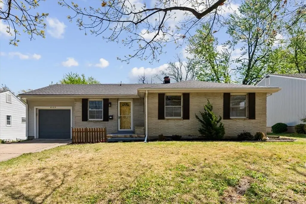 8125 Summit Street, Kansas City, MO 64114 - #1
