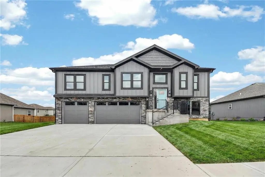 806 W Shawhan Parkway, Lone Jack, MO 64086 - #1