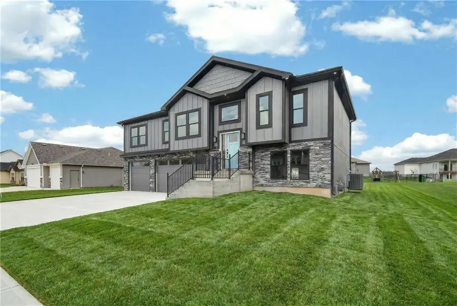 806 W Shawhan Parkway, Lone Jack, MO 64086 - #3