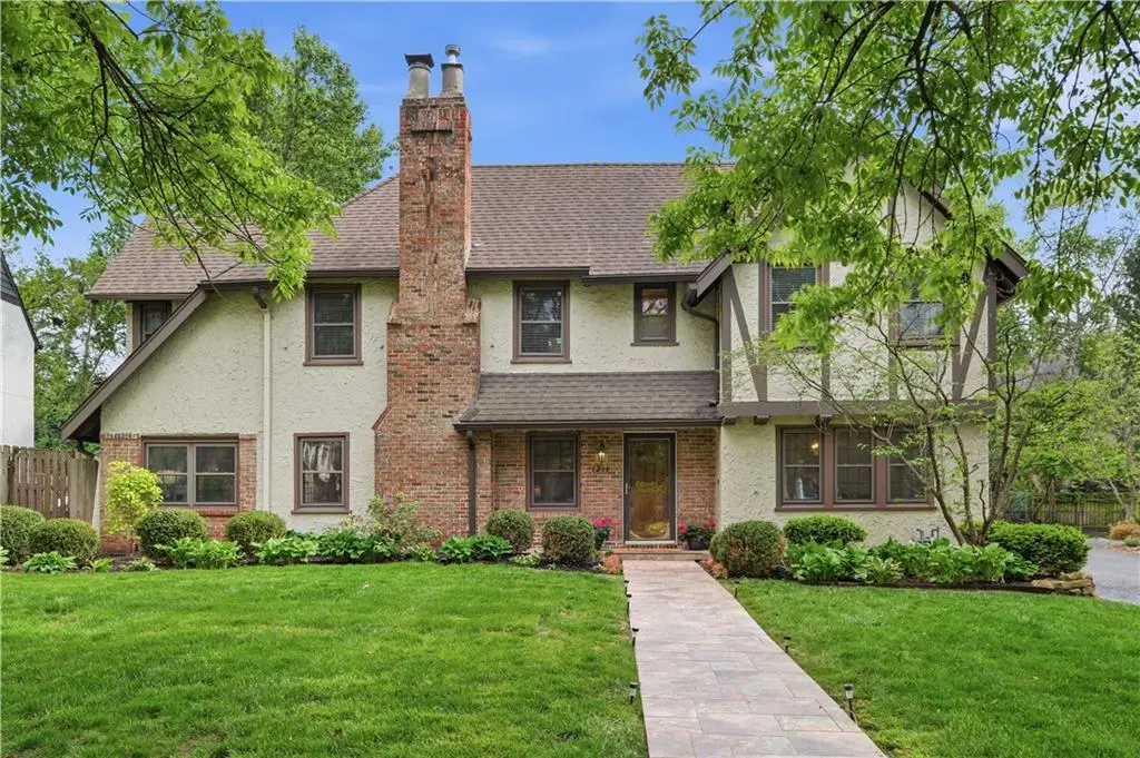 1211 W 61st Terrace, Kansas City, MO 64113 - #1
