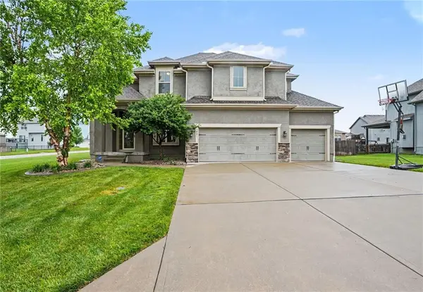1001 SE Scarlet Court, Blue Springs, MO 64014