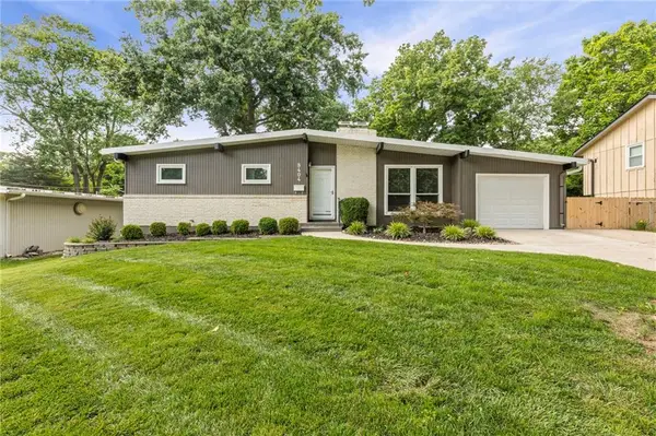 8404 Shawnee Lane, Overland Park, KS 66212